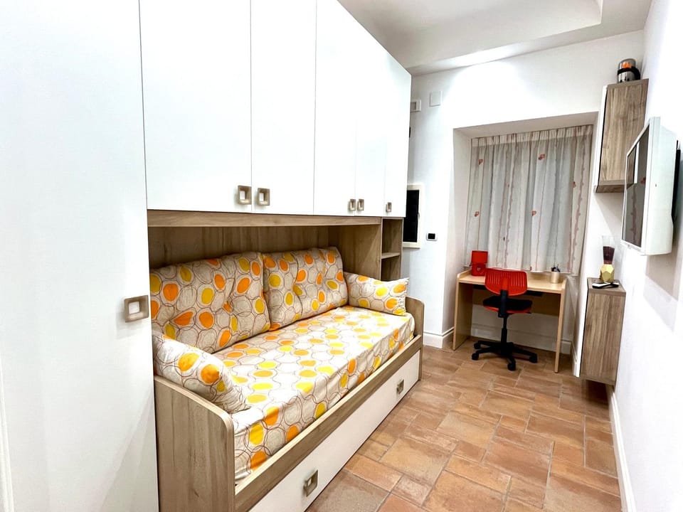 Bed, Photo of the whole room, Seating area, Bedroom, wardrobe