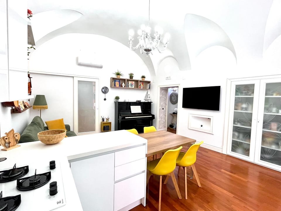 TV and multimedia, Kitchen or kitchenette, Dining area, oven, stove