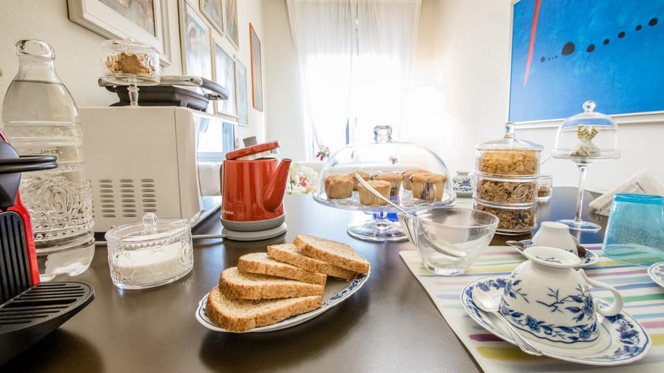 Food close-up, Coffee/tea facilities, Living room, Non alcoholic drinks