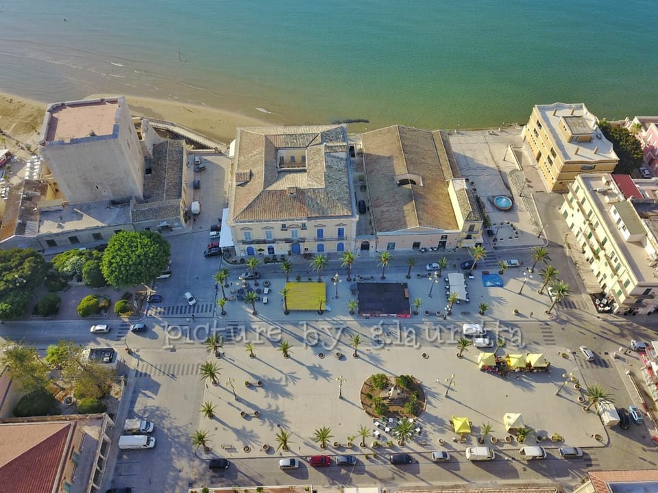 Neighbourhood, Beach