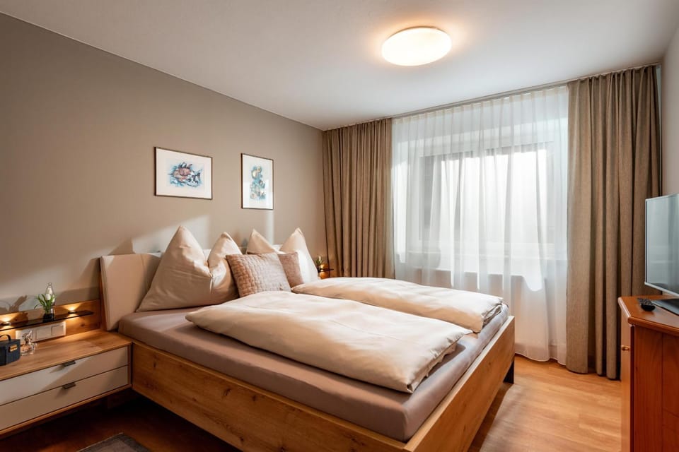 Bed, Photo of the whole room, Seating area