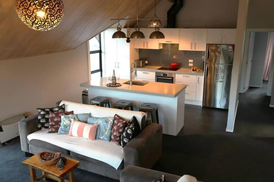Kitchen or kitchenette, Living room, Seating area, minibar, oven, stove