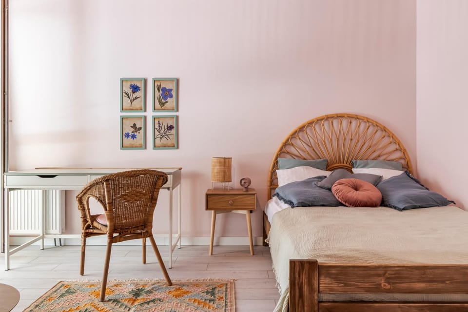 Bed, Living room, Photo of the whole room, Seating area, Bedroom