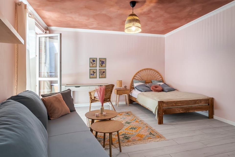 Bed, Living room, Photo of the whole room, Seating area, Bedroom