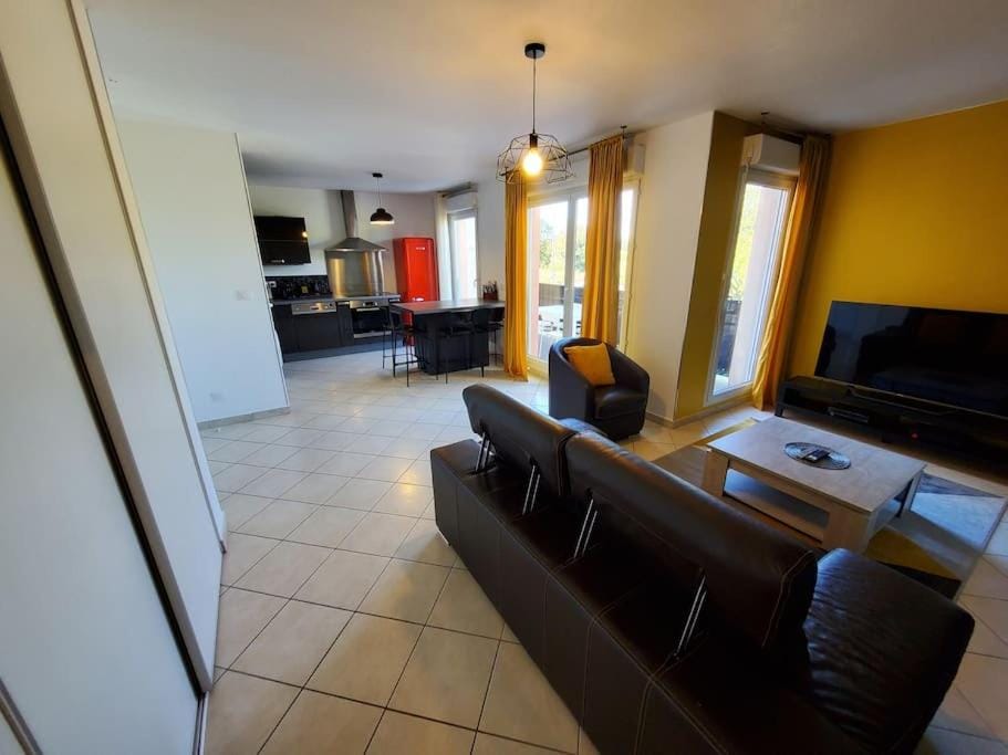 Duplex blue and yellow- Groupama Stadium-Eurexpo-Lyon Apartment in Auvergne-Rhône-Alpes