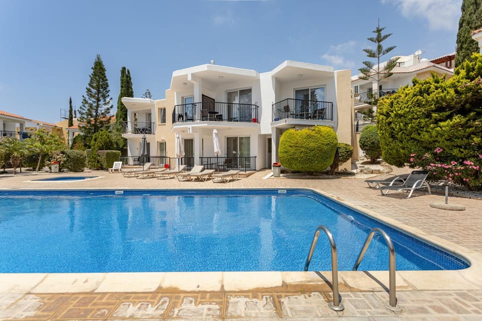 Property building, Day, Pool view, Swimming pool, sunbed