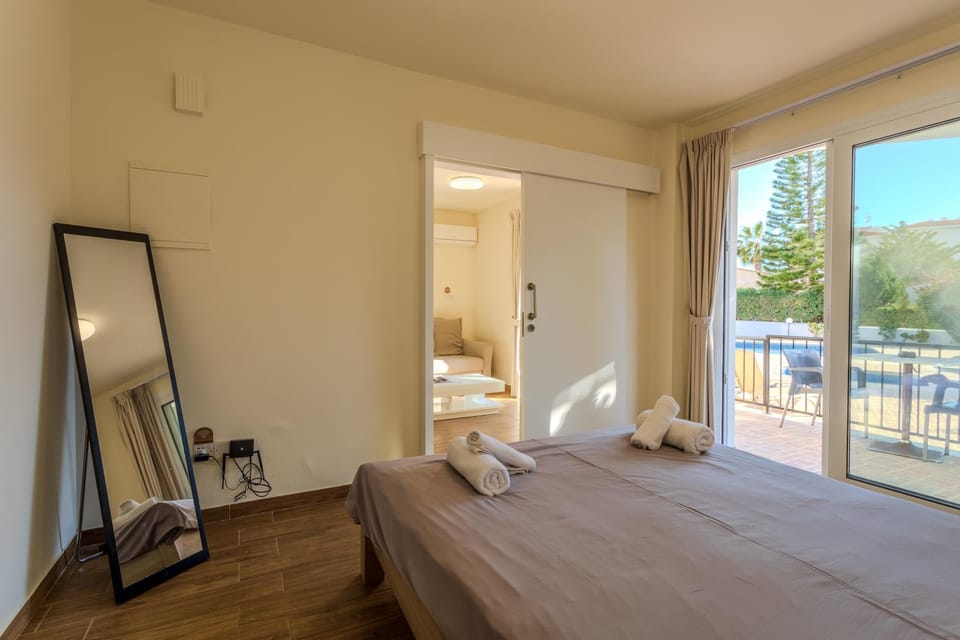 Bed, Bedroom, towels