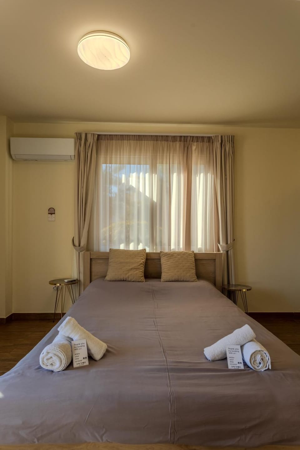 Bed, Bedroom, towels