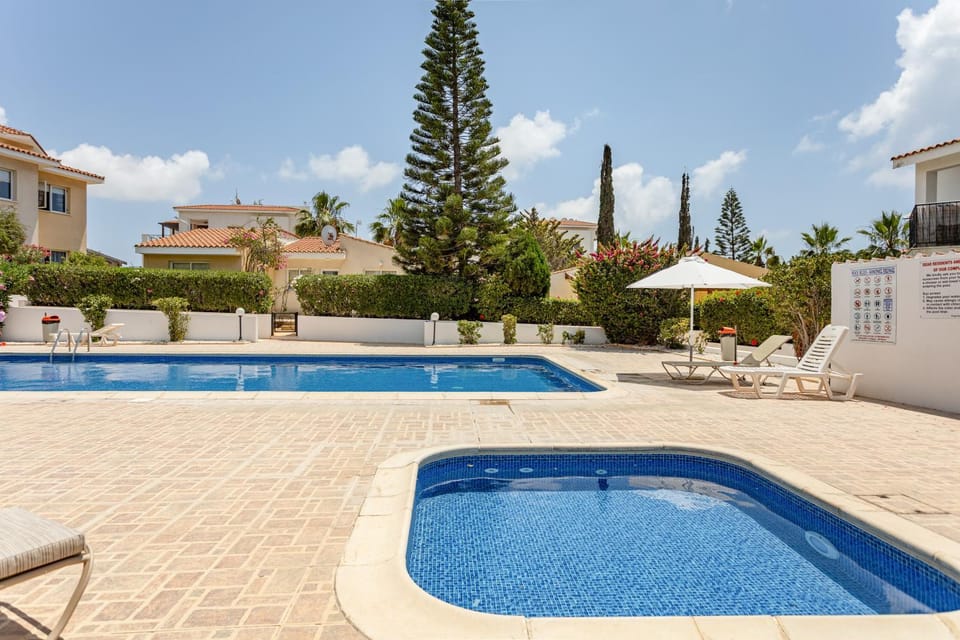 Property building, Day, Pool view, Swimming pool, sunbed