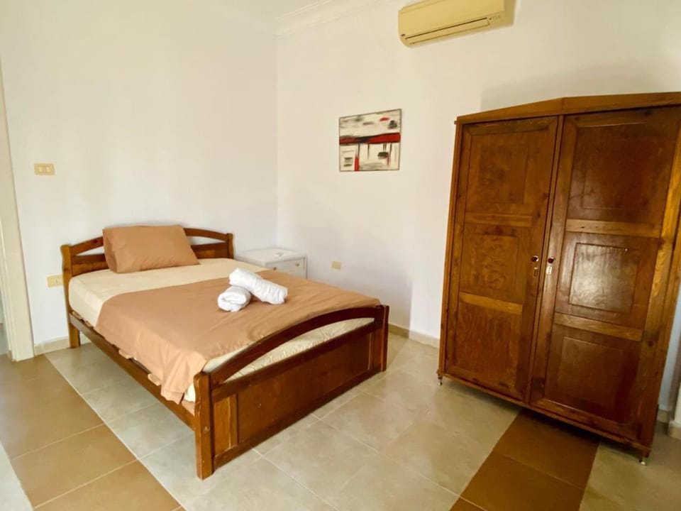 Bedroom, towels