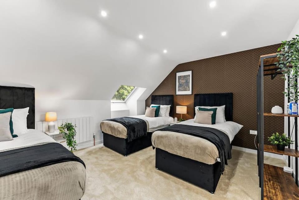 Large and Stylish Abode in Nottingham - Sleeps 15 House in England