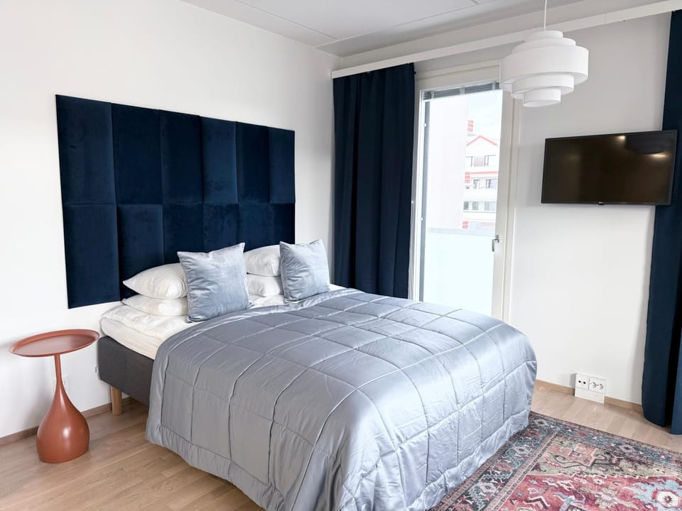 Bed, TV and multimedia, Evening entertainment, Bedroom