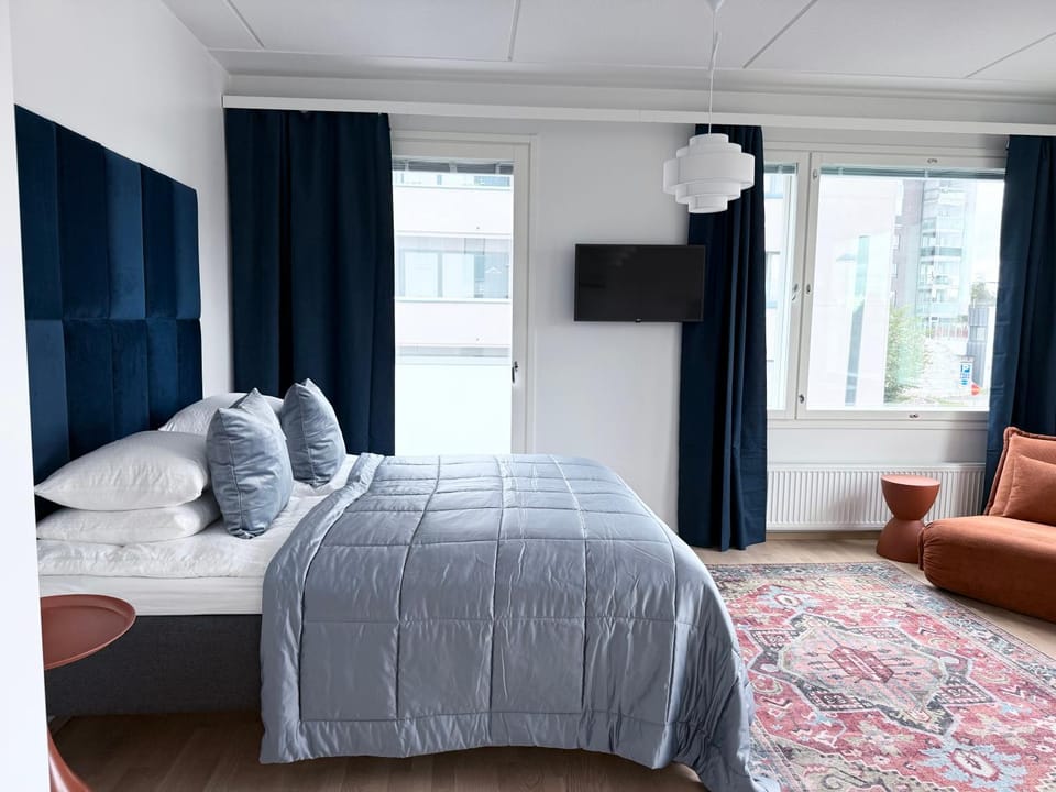 Bed, TV and multimedia, Living room, Photo of the whole room, Seating area, Bedroom