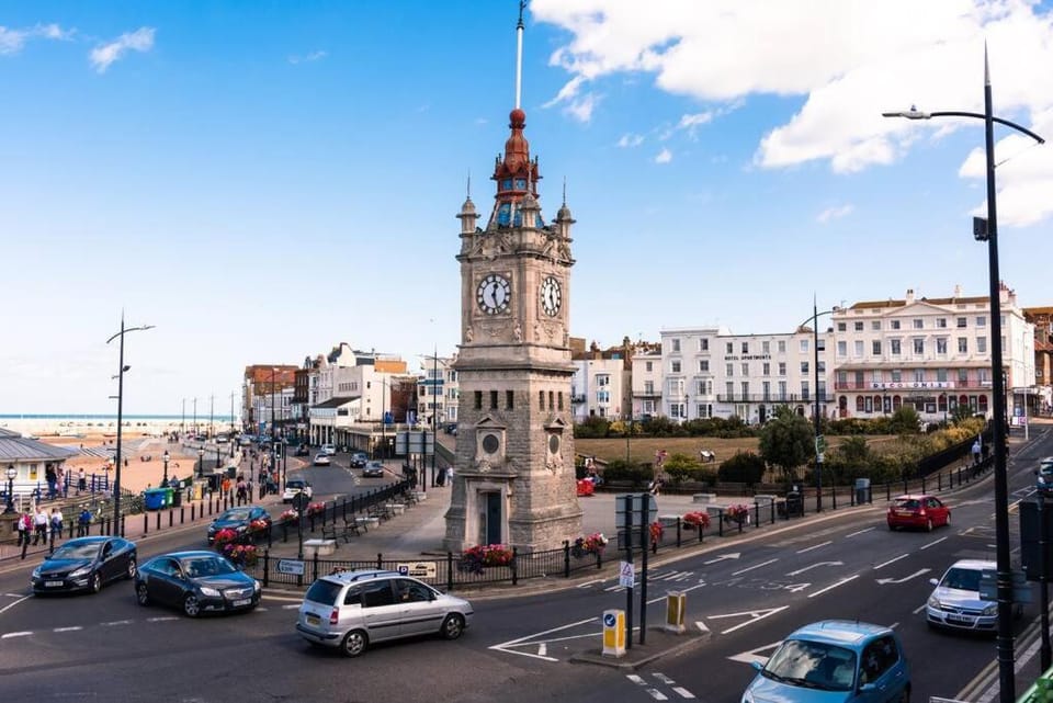 The Sunset Apartment - Margate Beach - By Goldex Coastal Breaks Apartment in Margate