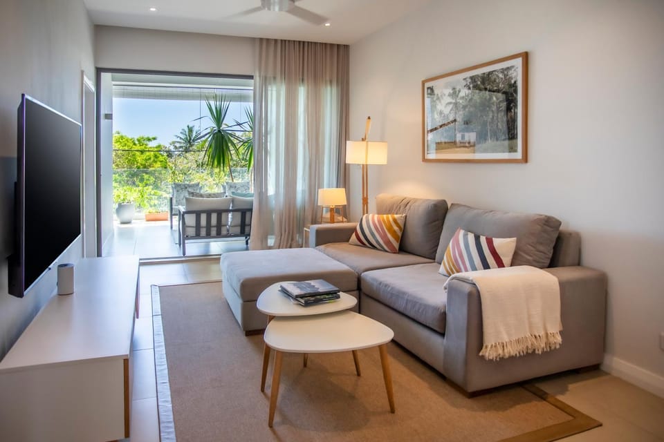 Communal lounge/ TV room, TV and multimedia, Living room, Seating area, Dining area, Evening entertainment