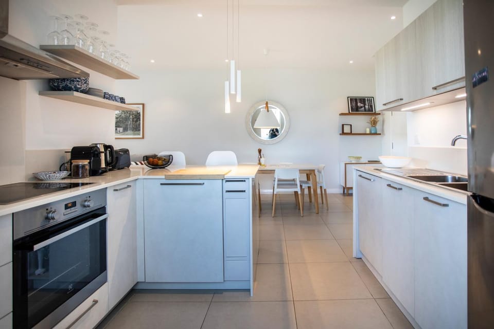 Coffee/tea facilities, Kitchen or kitchenette, Dining area, dishwasher, oven, stove, toaster