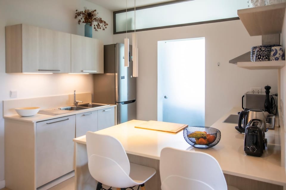 Coffee/tea facilities, Kitchen or kitchenette, Dining area, dishwasher, oven, stove, toaster