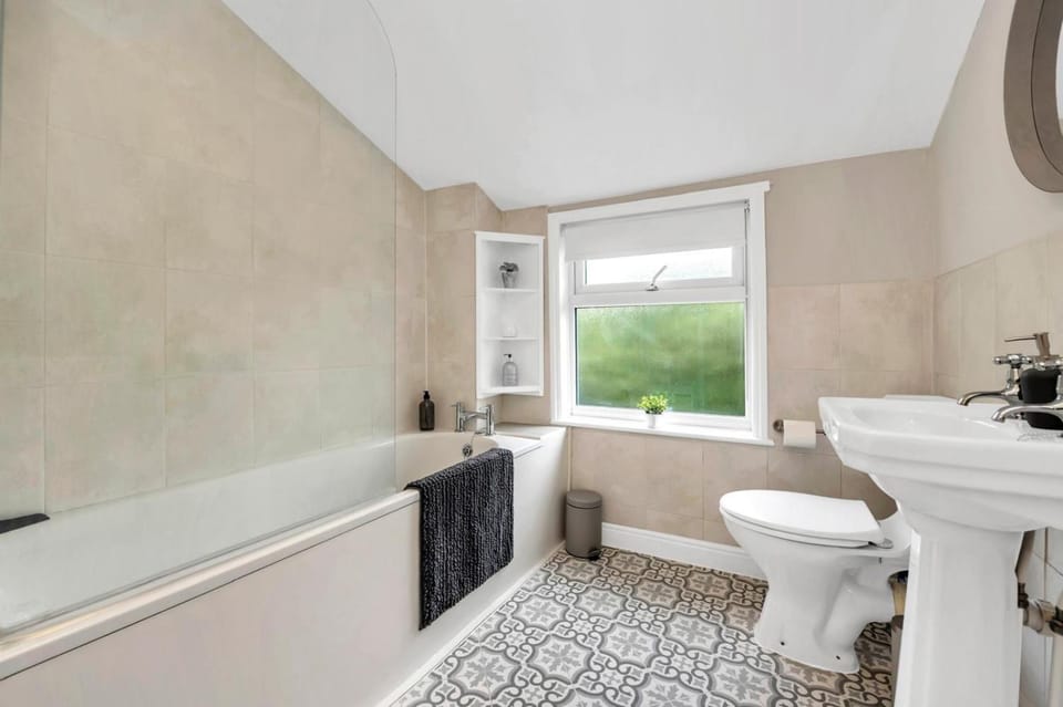 Delightful 10 St Martins - 2 bed, 2 bathroom with parking available House in Bury Saint Edmunds