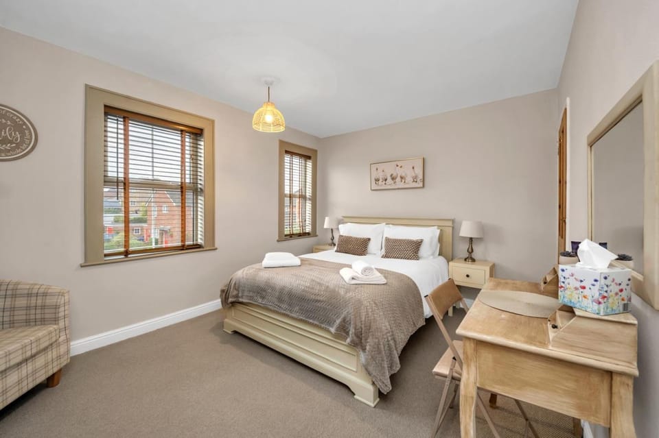 Delightful 10 St Martins - 2 bed, 2 bathroom with parking available House in Bury Saint Edmunds