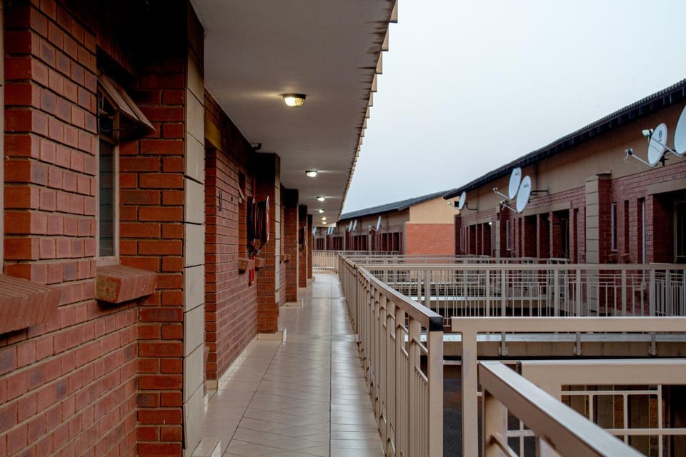 Time Oon-Travel & Tour Equestria Parkview Apartment in Pretoria