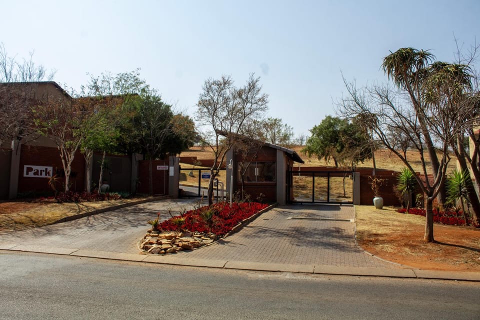Time Oon-Travel & Tour Equestria Parkview Apartment in Pretoria