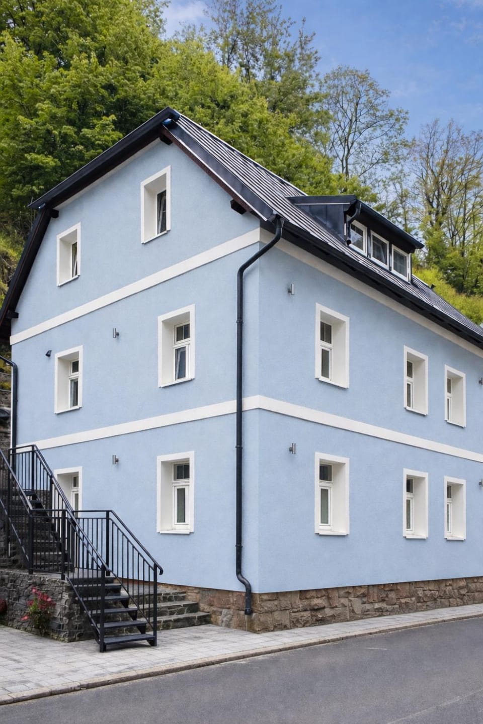 Property building, Facade/entrance, Day, View (from property/room), Street view, Parking
