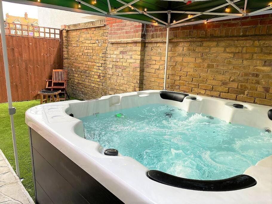 The Garden Apt Hot Tub - Westbrook Bay Beach - By Goldex Coastal Breaks Apartment in Margate
