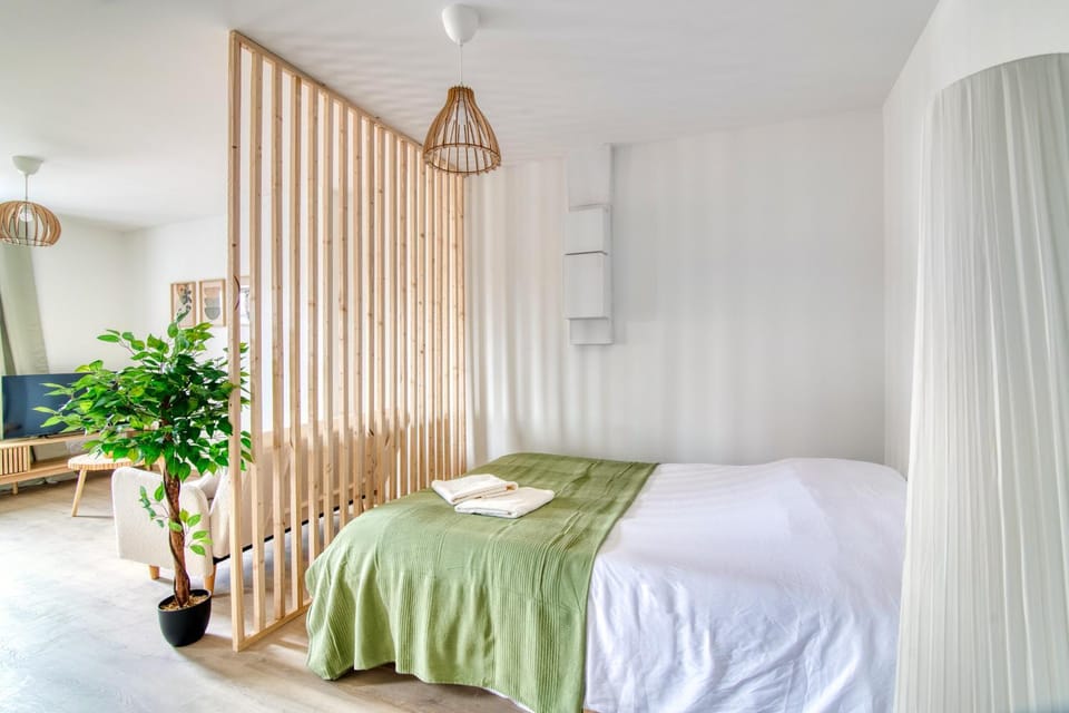 Photo of the whole room, Bedroom