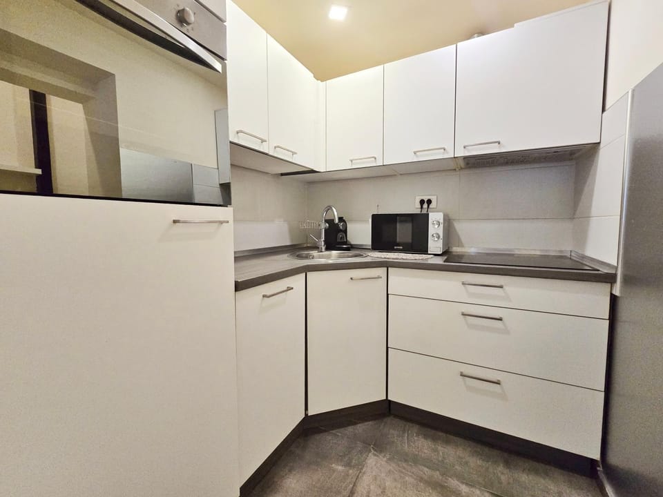 Coffee/tea facilities, Kitchen or kitchenette, oven, stove