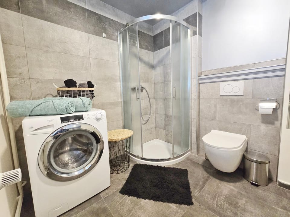 Shower, Bathroom, towels, washing machine