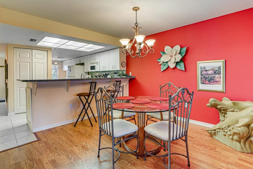 8 Mi to Beach w/ Pool Access: Englewood Condo! House in Rotonda West