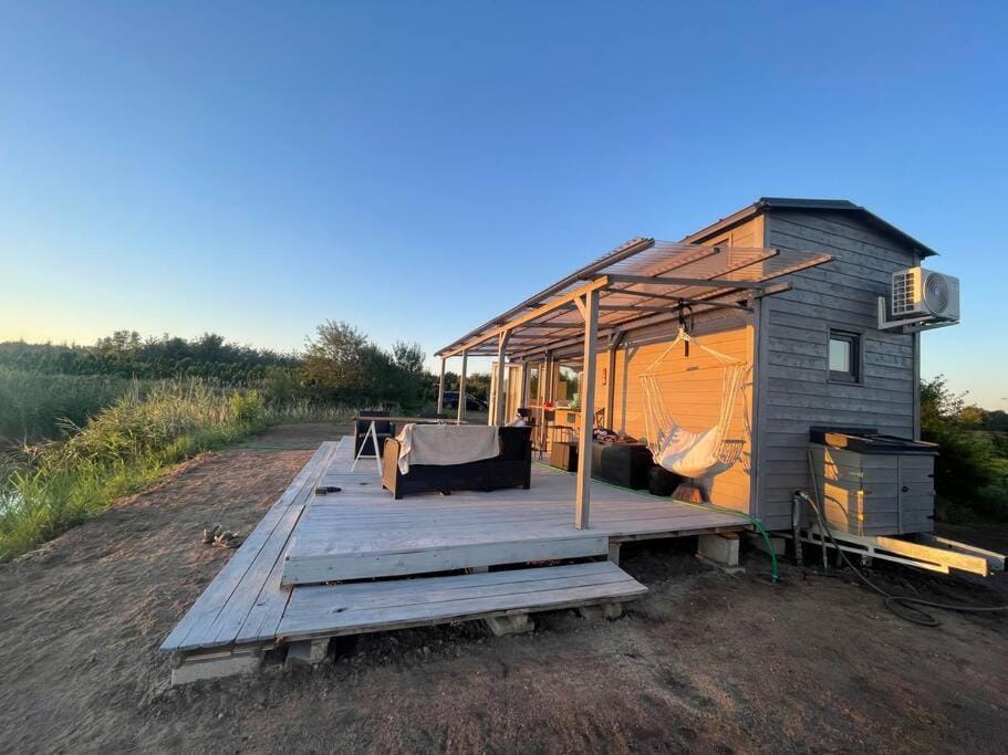 Lakefront Tiny House with WiFi, AC, Heating, all-year accessible Chalet in Masovian Voivodeship