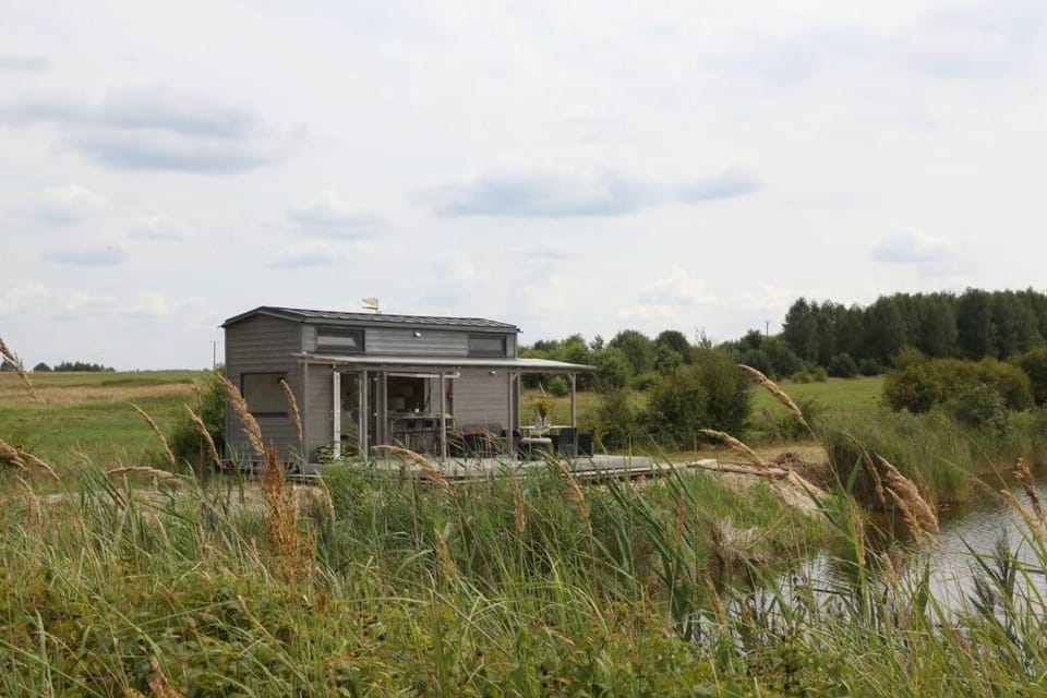 Lakefront Tiny House with WiFi, AC, Heating, all-year accessible Chalet in Masovian Voivodeship