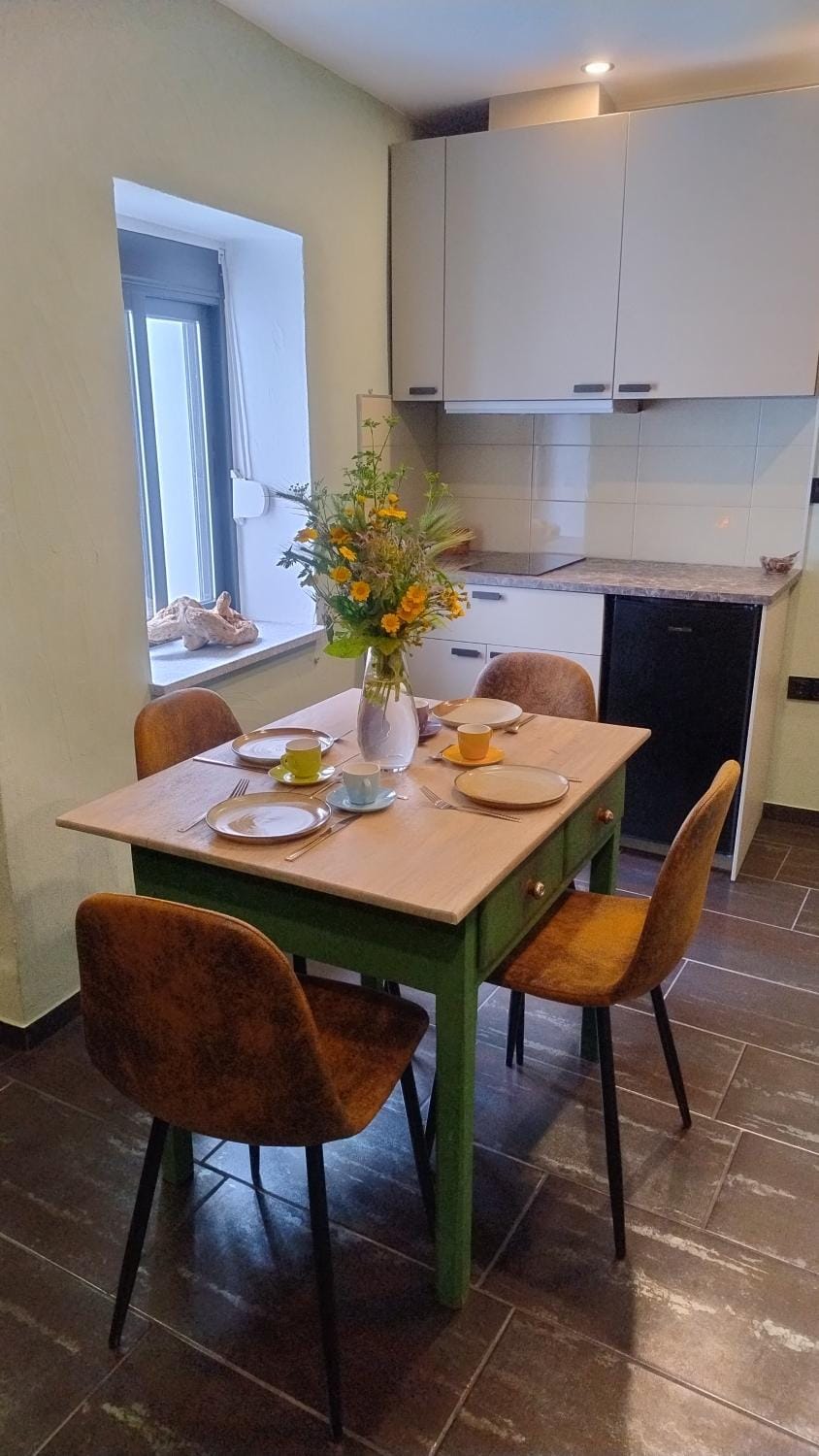 Kitchen or kitchenette, Dining area, kitchen