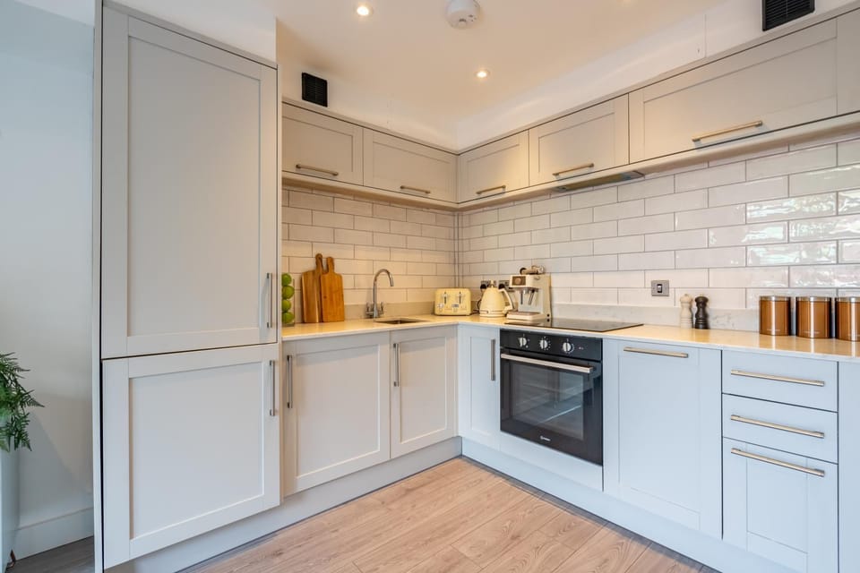 Coffee/tea facilities, Kitchen or kitchenette, dishwasher, oven, stove, toaster