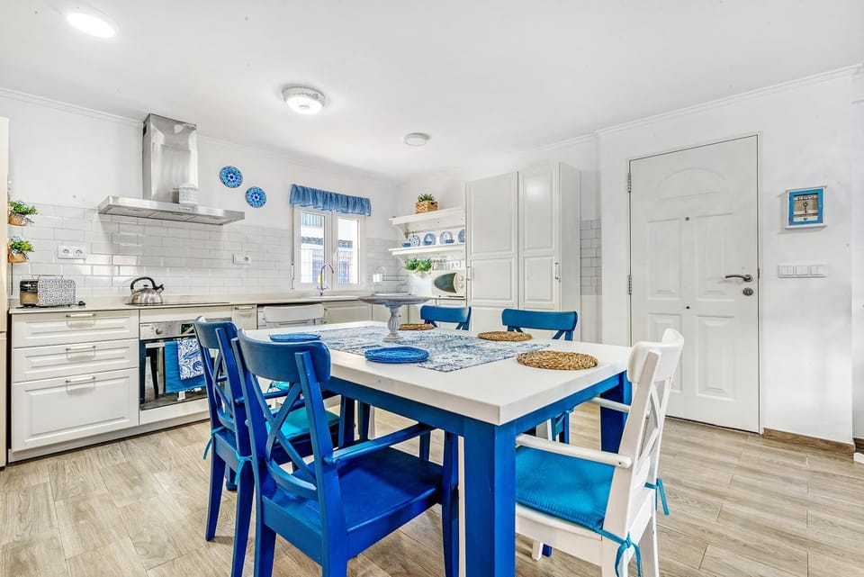 Property building, Kitchen or kitchenette, Living room