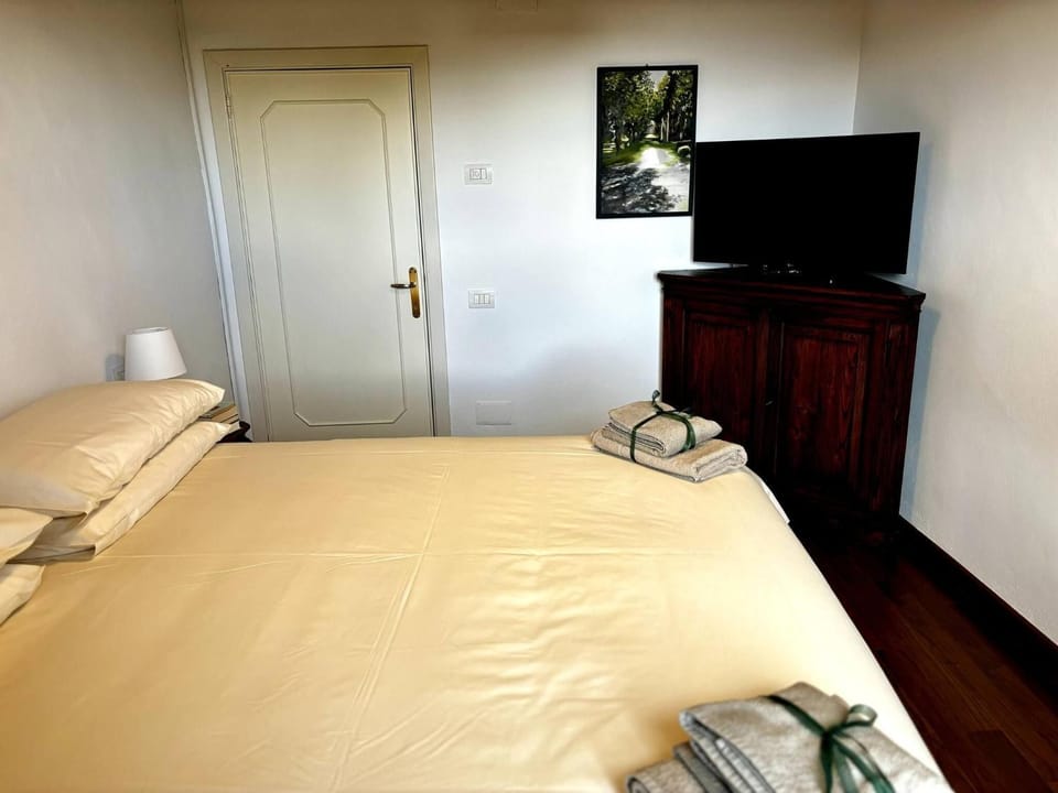 Bed, TV and multimedia, Photo of the whole room, Bedroom, towels