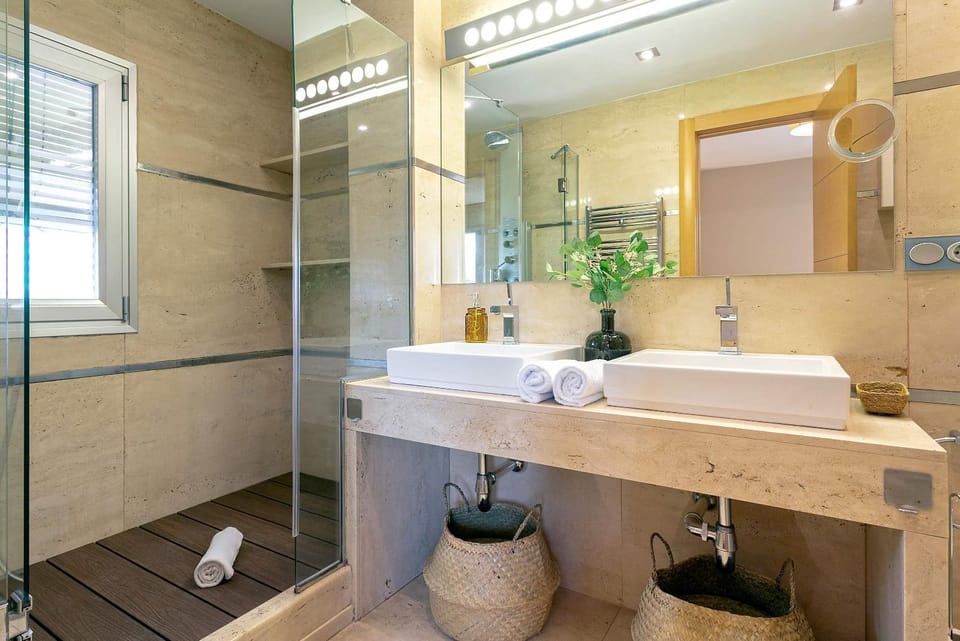 Shower, Bathroom, hair dryier, towels