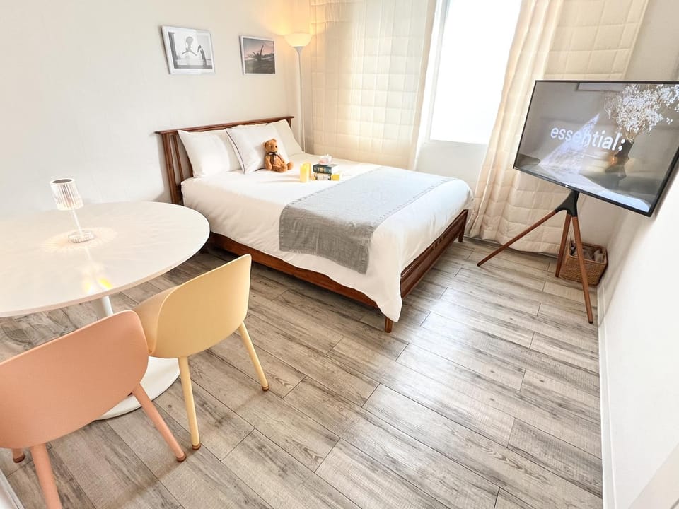 Bed, Bedroom, Shopping Area, Quiet street view