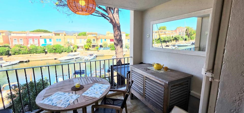 Lemon house location with view Apartment in Cogolin