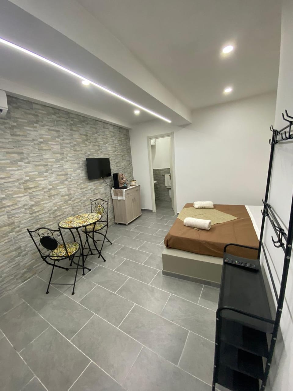 Bed, TV and multimedia, Living room, Photo of the whole room, Seating area, Dining area, Bedroom