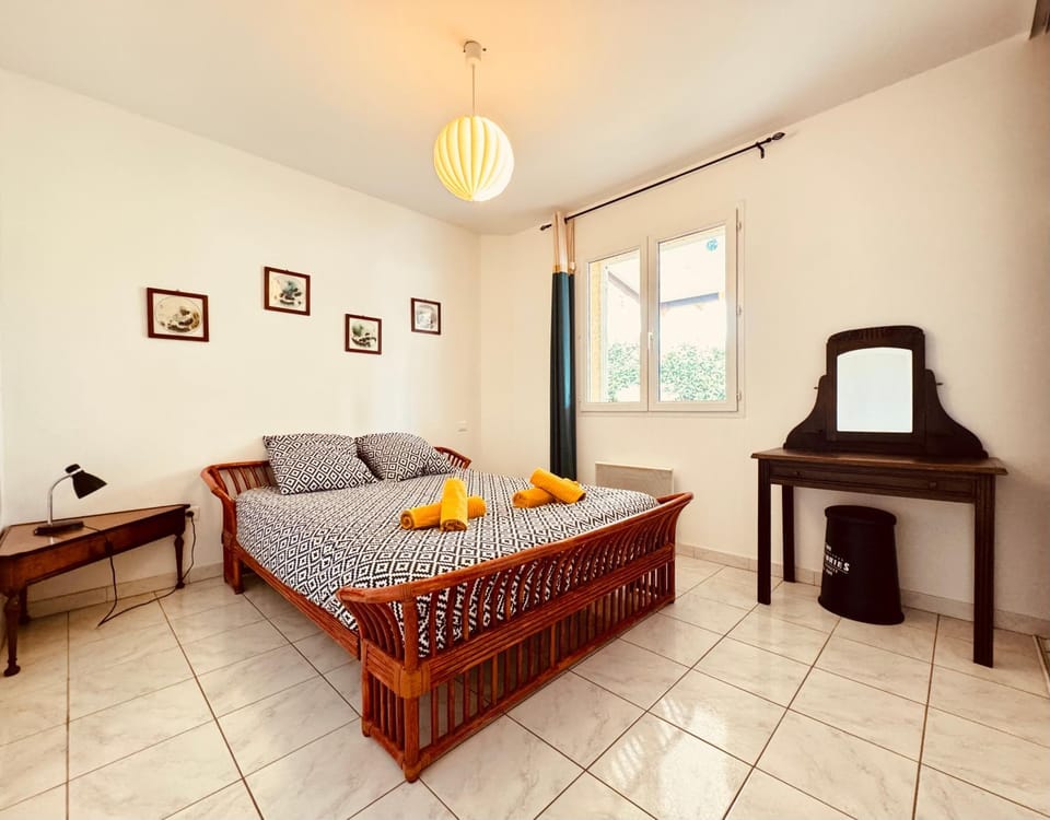 Bed, Seating area, Bedroom
