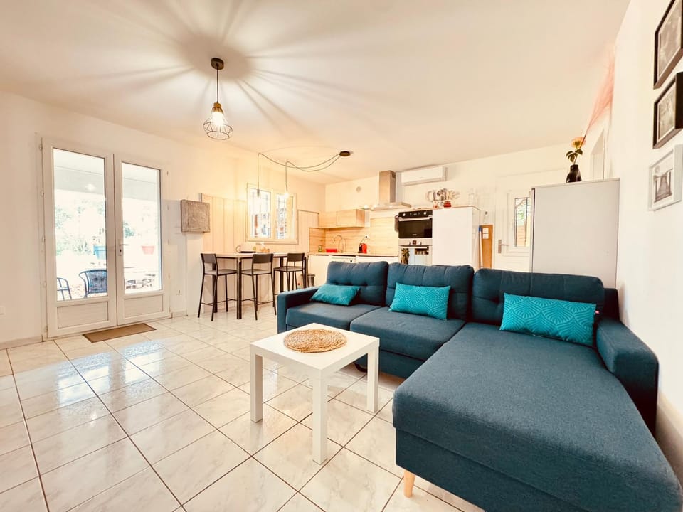 TV and multimedia, Kitchen or kitchenette, Living room, Seating area, Dining area