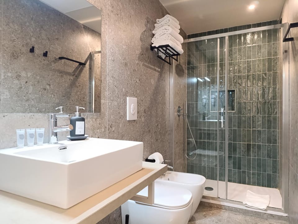 Shower, towels