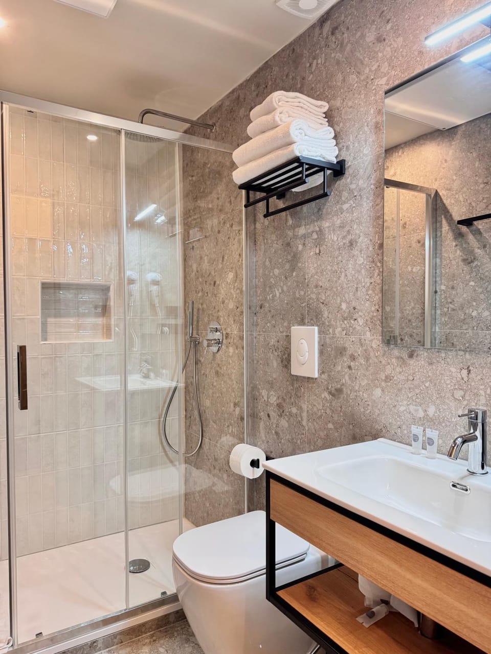 Shower, Bathroom, towels