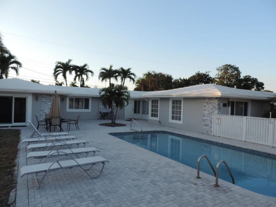 Cozy Getaway Studio with Pool and Putting Green 1A Apartment in Fort Lauderdale