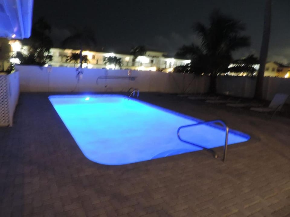 Cozy Getaway Studio with Pool and Putting Green 1A Apartment in Fort Lauderdale