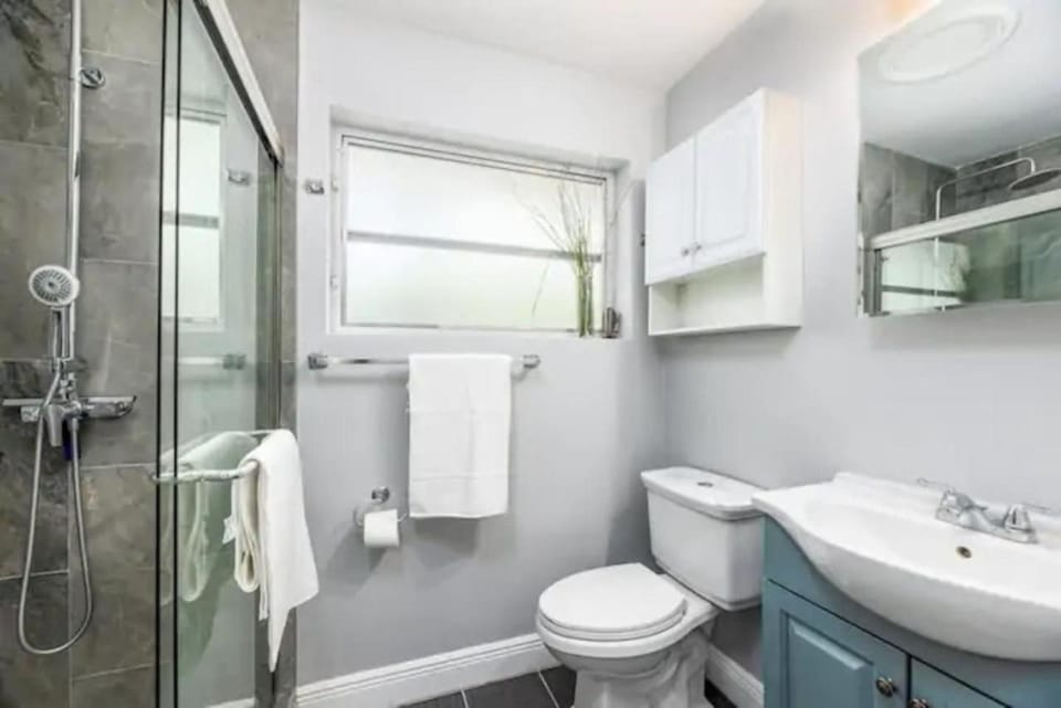 Cozy Getaway Studio with Pool and Putting Green 1A Apartment in Fort Lauderdale