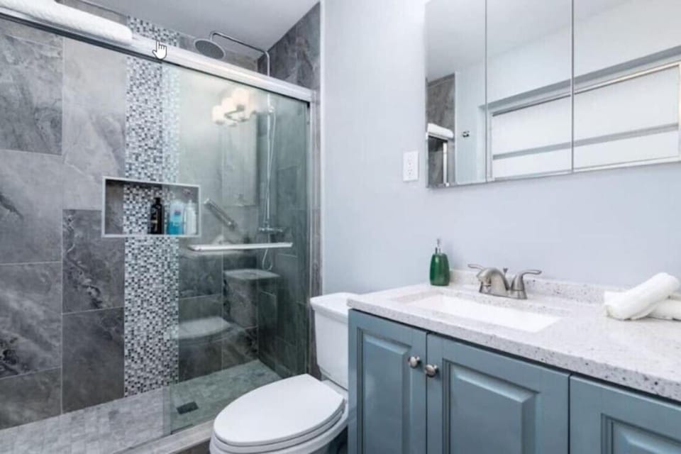 Cozy Getaway with Pool and Putting Green Unit 2 Apartment in Fort Lauderdale