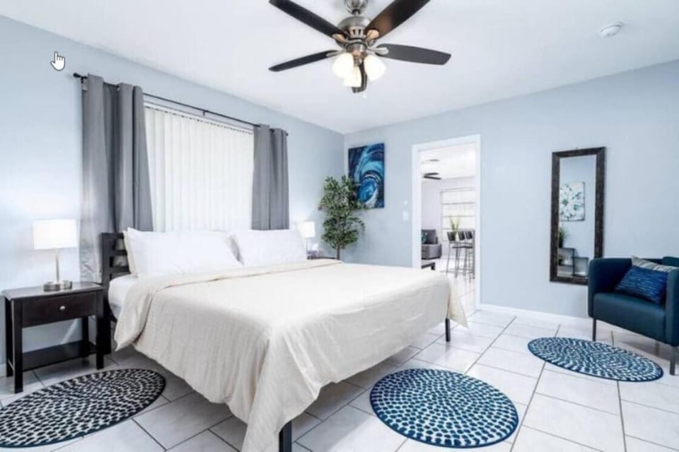 Cozy Getaway with Pool and Putting Green Unit 2 Apartment in Fort Lauderdale